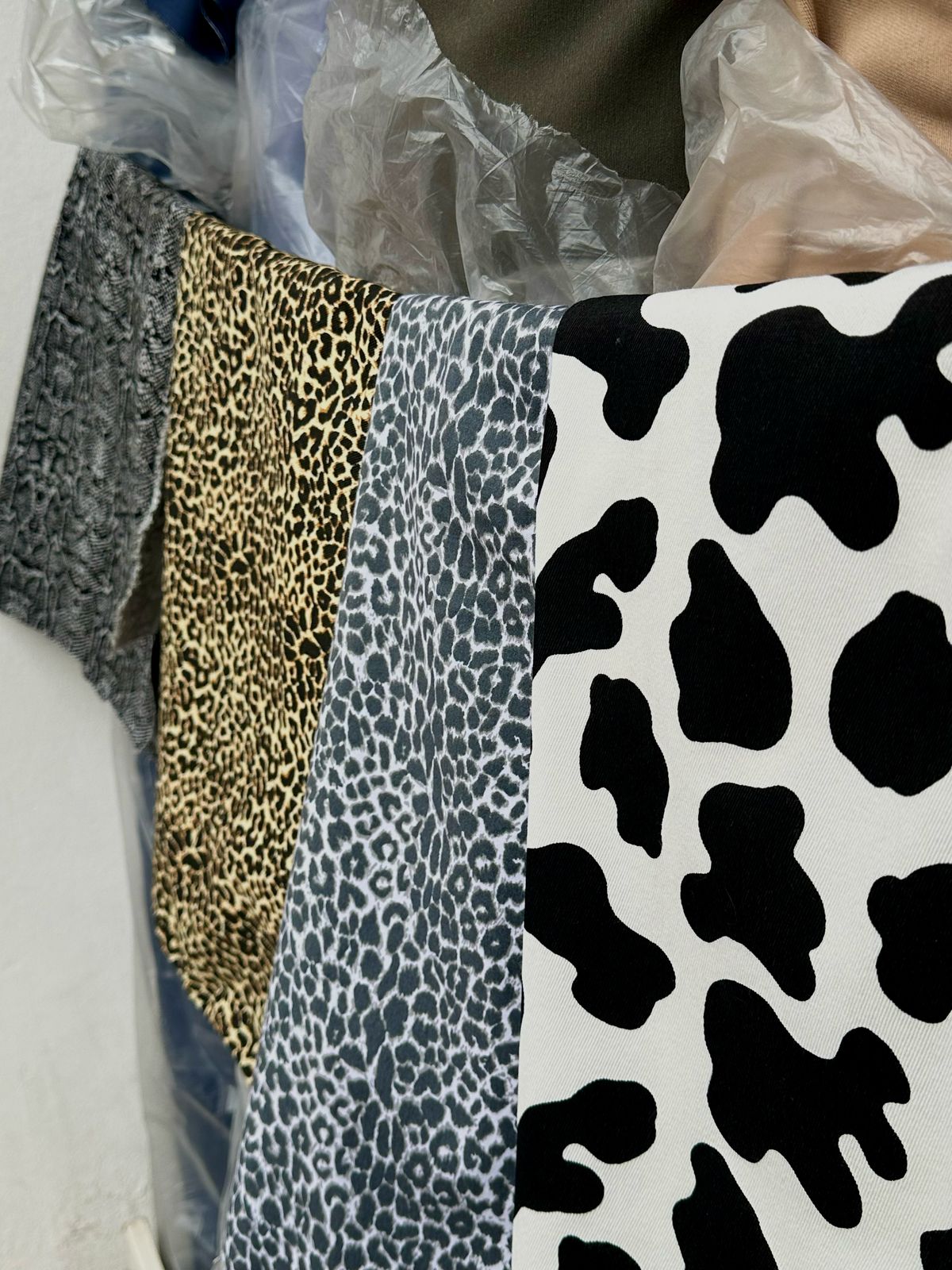 Gabardinas estampadas texturas variadas